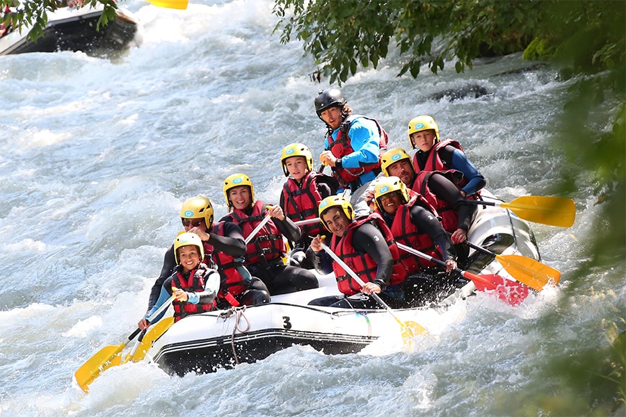 Descendez la rivière en Rafting