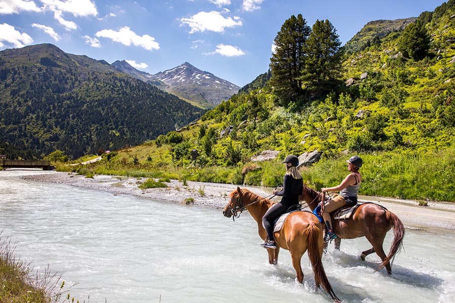 À cheval!