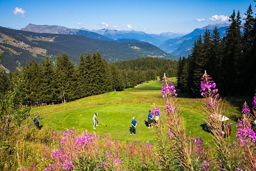 Golf spielen mitten in der Natur