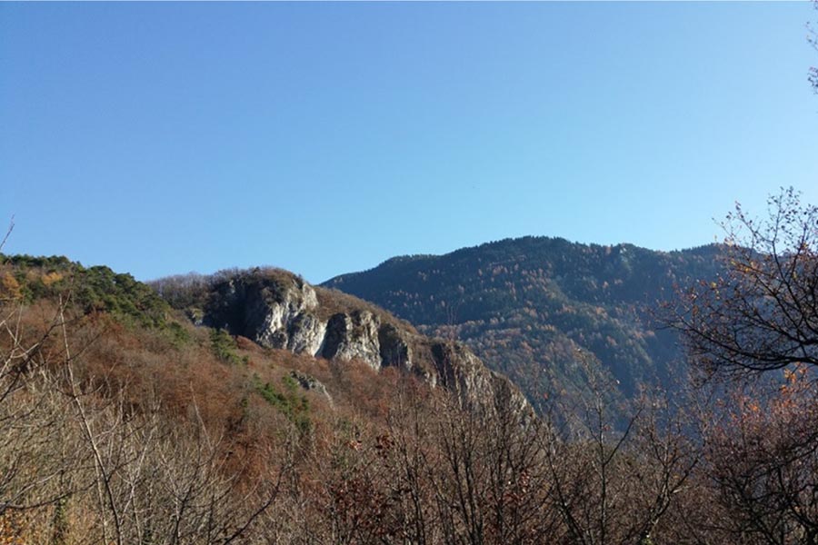 Die Felswand des Mont Secret in Hautecour